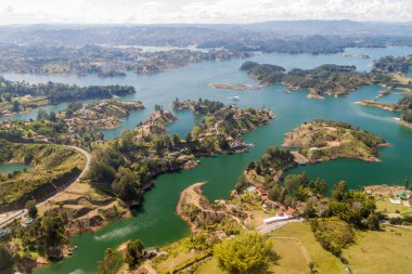 Guatape (Penol) baraj gölünün havadan görünümü