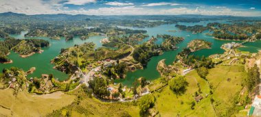 Guatape (Penol) baraj gölünün havadan görünümü