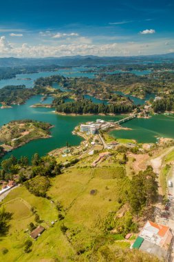 Guatape (Penol) baraj gölünün havadan görünümü