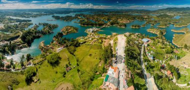 Guatape (Penol) baraj gölünün havadan görünümü