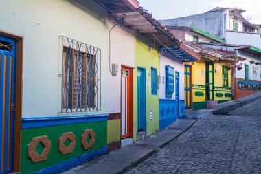 Guatape Köyü dekore edilmiş evlerde