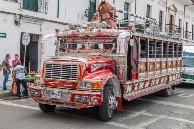 renkli chiva otobüs