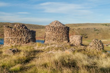 Mezar kuleleri Sillustani kalıntıları
