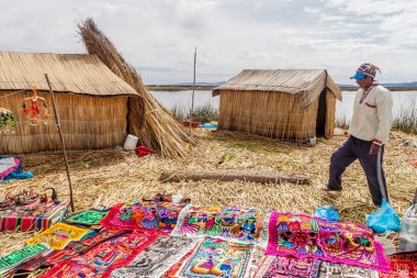 Uros yüzen Adaları