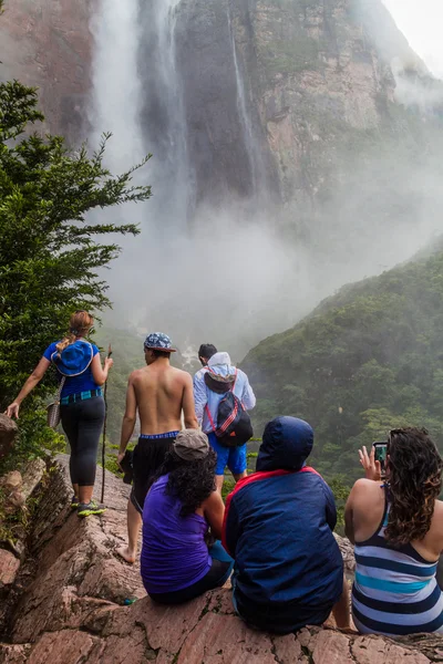 Turist izle Angel Falls — Stok fotoğraf