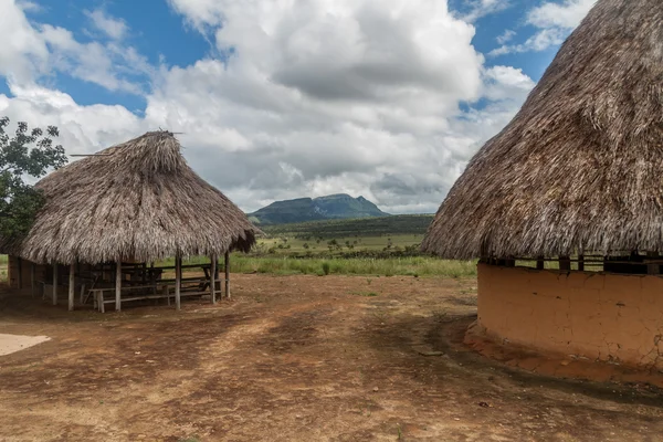 Eenvoudige huizen in een inheemse dorp — Stockfoto