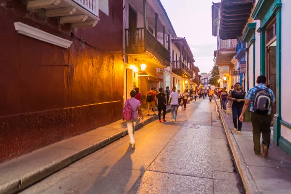 Menschen gehen auf den Straßen von Cartagena — Stockfoto
