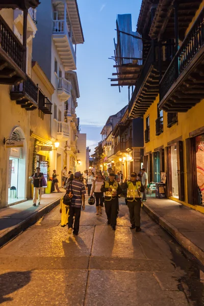 As pessoas caminham pelas ruas de Cartagena — Fotografia de Stock