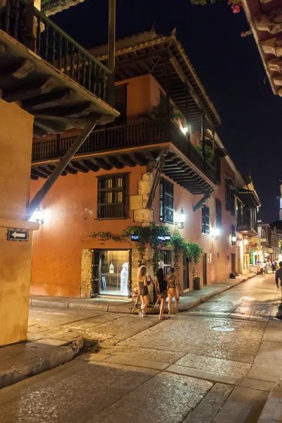 As pessoas caminham pelas ruas de Cartagena — Fotografia de Stock