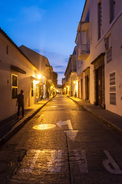 La gente cammina per le strade di Cartagena — Foto Stock