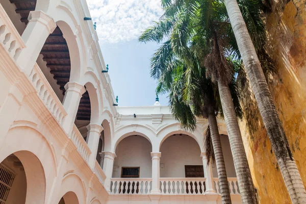 Patio de una antigua casa colonial — Foto de Stock