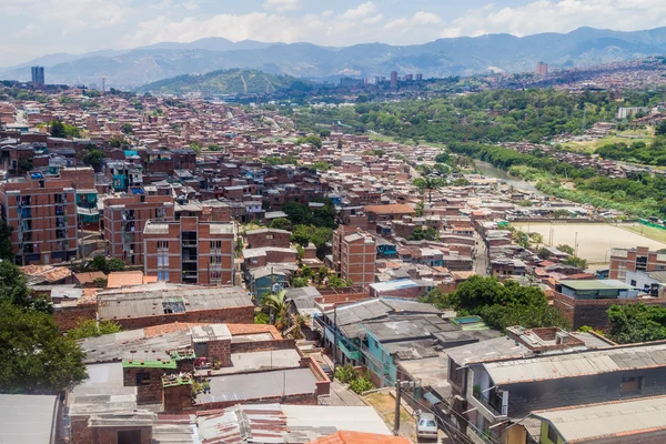 Vista aérea de um bairro pobre em Medellín — Fotografia de Stock