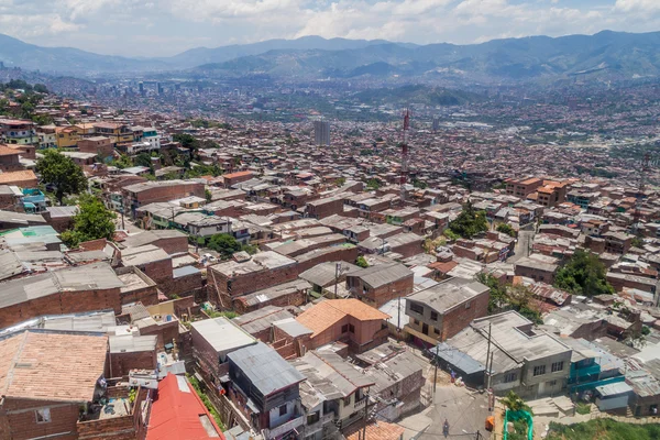 Vista aérea de um bairro pobre em Medellín — Fotografia de Stock