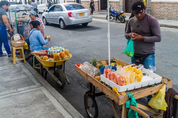 Straatverkopers verkopen vruchten in koloniale stad Popayan — Stockfoto