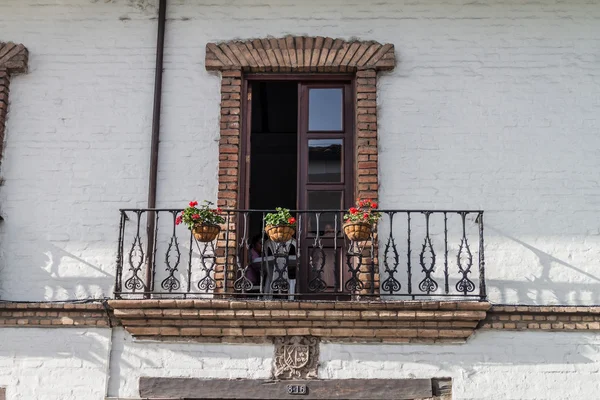 Balcón de un edificio blanco — Foto de Stock