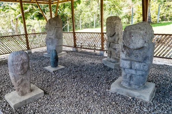 Starożytnych posągów w El Tablon lokacji w Tierradentro — Zdjęcie stockowe