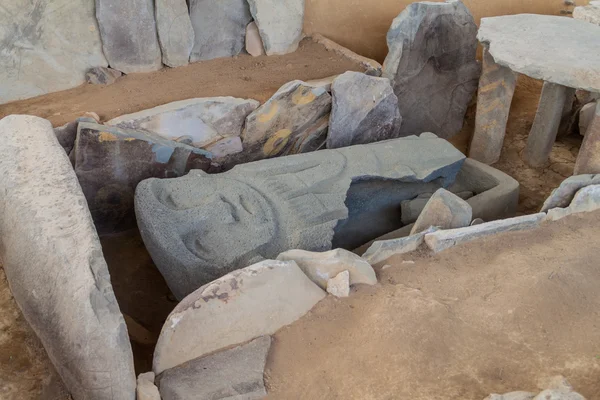 Саркофаг в гробнице, расположенной в Альто-де-лос-Идолос — стоковое фото