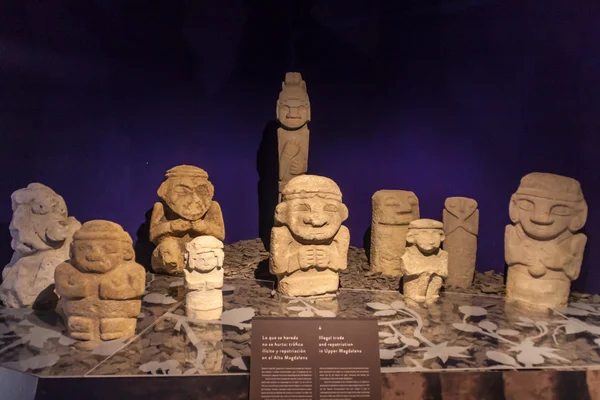 Statues anciennes sur le site archéologique de San Agustin — Photo