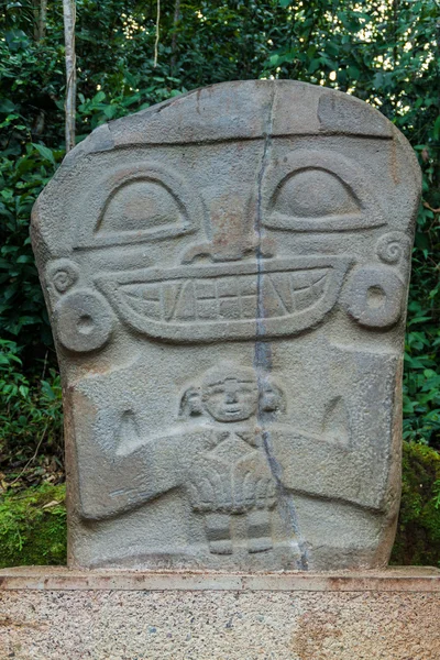 Estátua antiga no parque arqueológico de San Agustin — Fotografia de Stock