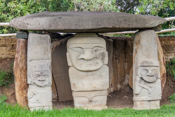 Antiche statue nel parco archeologico di San Agustin — Foto Stock