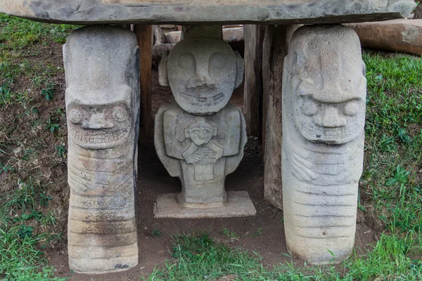 Antiche statue nel parco archeologico di San Agustin — Foto Stock