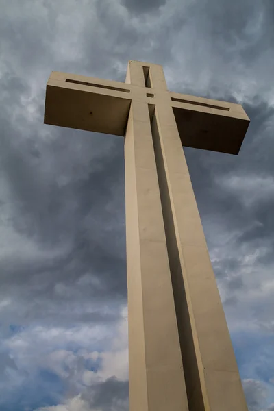 Croix imposante surplombant la ville de San Gil — Photo