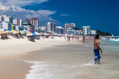 Rio De Janeiro, Brezilya - 27 Ocak 2015: İnsanlar ünlü plaj Ipanema Rio de Janeiro tadını çıkarın.