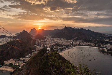 Rio de Janeiro, Brezilya üzerinden günbatımı. Sugarloaf dağdan alınan.