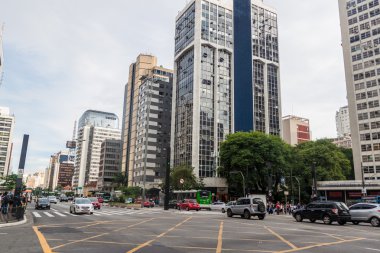 Sao Paulo, Brezilya - 2 Şubat 2015: Gökdelenler Avenida Paulista, Sao Paulo, Brezilya boyunca görünümünü