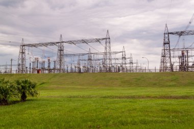 Güç hatları yanında Itaipu Barajı Brezilya ve Paraguay sınırındaki Parana Nehri üzerinde