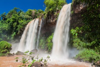 Şelale Dos Hermanas (iki kız kardeş), Iguacu (Iguazu) Şelalesi'nde Arjantin sınırında