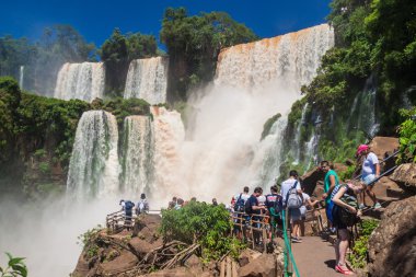 Iguazu, Arjantin - 6 Şubat 2015: Arjantin sınırındaki Iguacu (Iguazu) falls turistler hayran