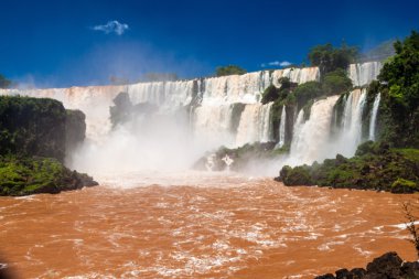 Iguacu (Iguazu) Arjantin sınırında düşüyor