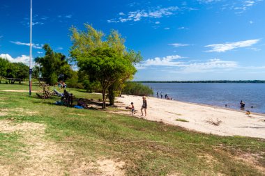 İki nokta üst üste, Arjantin - 17 Şubat 2015: Beach adlı iki nokta üst üste, Arjantin Uruguay Nehri
