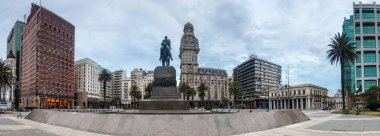 Montevideo, Uruguay - 18 Şubat 2015: Montevideo Merkezi Görünümü Plaza Independecia meydanda.