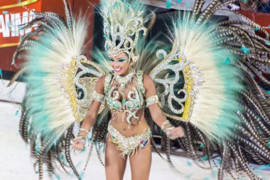 Encarnacion, Paraguay - 8 Şubat 2015: Geleneksel bir karnaval katılımcı Encarnacion, Paraguay.