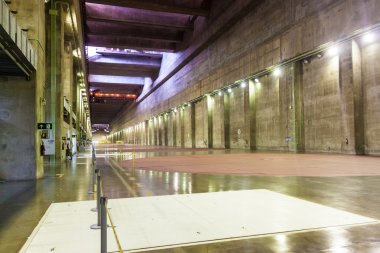 Itaipu, Brezilya/Paraguay - 4 Şubat 2015: Brezilya ve Paraguay sınırındaki Parana Nehri jeneratör Itaipu hall Barajı