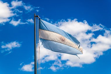 Arjantin bayrağı ile beyaz bulutlar gökyüzü üzerinde