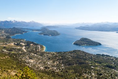 Nahuel Huapi Gölü yakınındaki Bariloche, Argentina, havadan görünümü