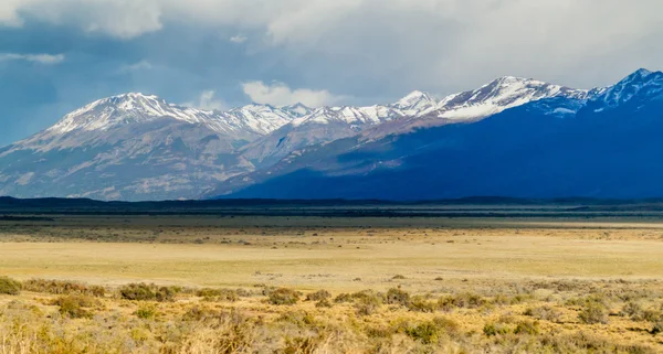 阿根廷巴塔哥尼亚风景名胜中的山脉景观 — 图库照片