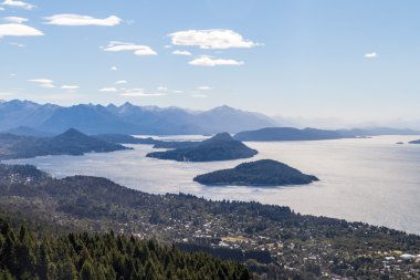 Nahuel Huapi Gölü yakınındaki Bariloche, Argentina, havadan görünümü