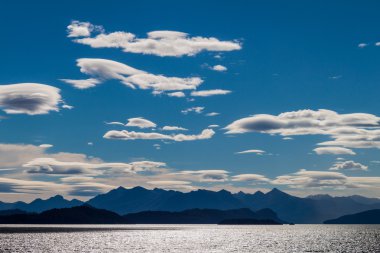 Nahuel Huapi Gölü üzerinde bulutlar yakınındaki Bariloche, Argentina