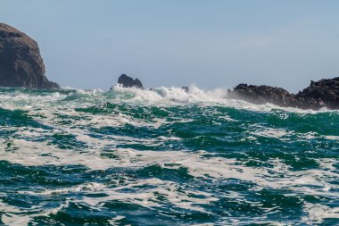Büyük dalgalar sıçrama korumalı alanda Monumento Nacional Islotes de Punihuil Chiloe Adası, Şili adacıkları üzerinde