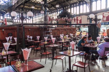 Santiago, Şili - 28 Mart 2015: Deniz ürünleri Restoran Mercado orta Pazar Merkezi Santiago, Şili