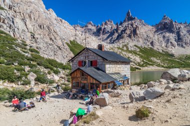Refugio Frey, Arjantin - Mar 17, 2015: Bir dağ Hut Refugio Frey Bariloche, Argentina yakınındaki görünüm