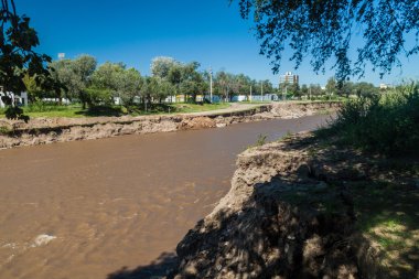 Jesus Maria şehir Arjantin. Nehir Los Dos Rios Şubat 2015 yılında sel tarafından neden olduğu zararlardan.
