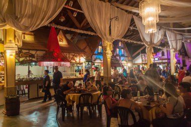 Villa genel Belgrano, Arjantin - 3 Nisan 2015: Alman tarzı bira salonunda Villa General Belgrano, Arjantin. Köy şimdi turist sttraction tarz bir Almanya hizmet vermektedir.