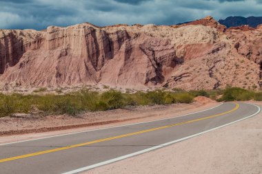 Quebrada de Cafayate renkli kaya oluşumları, Arjantin tam yol. Milli Parkı Quebrada de las Conchas.