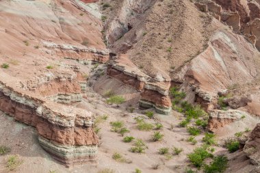 Renkli katmanlı kaya oluşumları Quebrada de Cafayate Valley, Arjantin. Milli Parkı Quebrada de las Conchas.