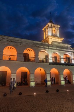 Salta, Arjantin - 8 Nisan 2015: Salta, Arjantin için Plaza 9 de Julio meydanında eski Belediye Meclisi (cabildo) binanın.